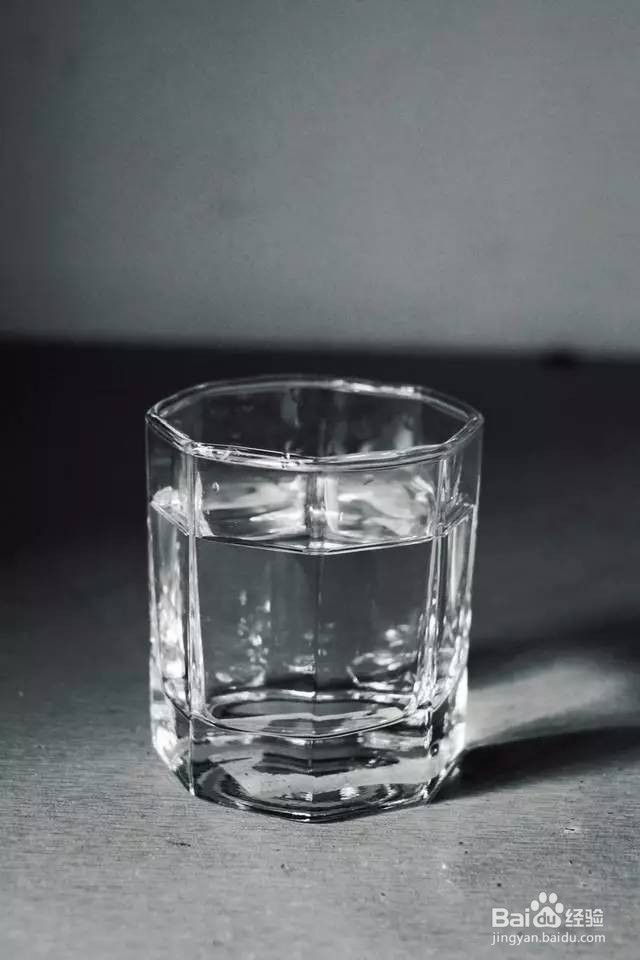 早上空腹喝水的好处及注意事项