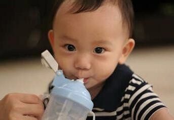 给宝宝喝水的好处?