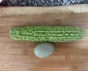 健康养生佳品咸鸭蛋炒苦瓜的做法