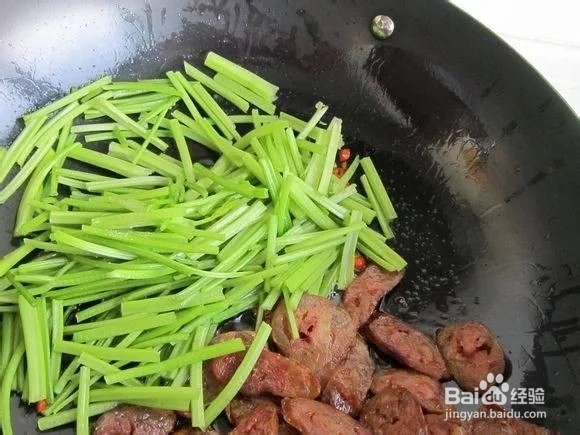 芹菜炒腊肠的烹饪