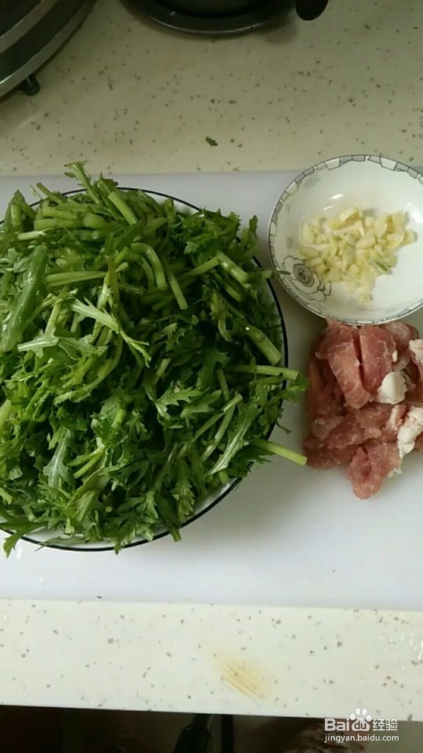 茼蒿炒肉的做法