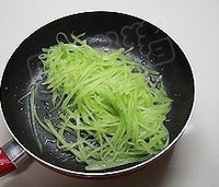 用太太乐三鲜鸡精做清炒莴笋丝