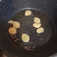 在家制作美味的什锦干锅香辣虾