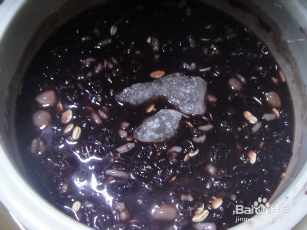 养颜补血美食——黑米粥