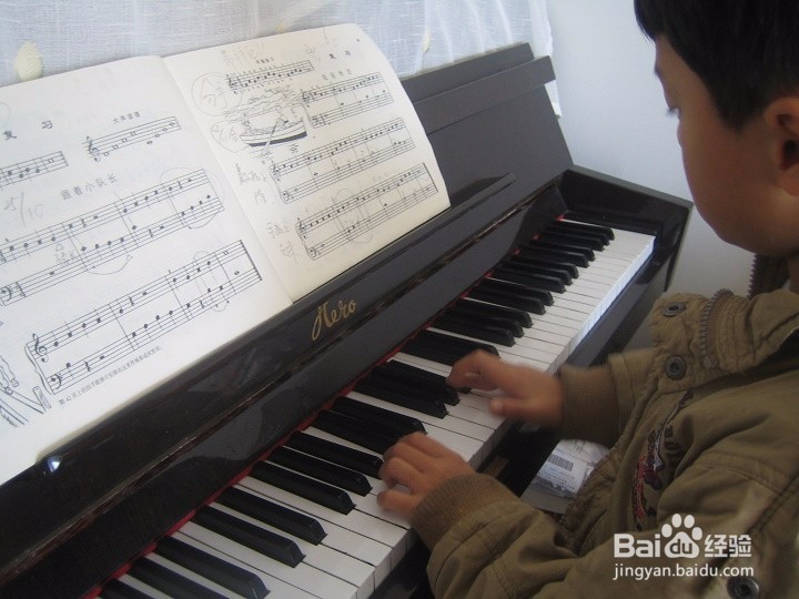 老年人怎样让孩子练习弹立式钢琴---短视频