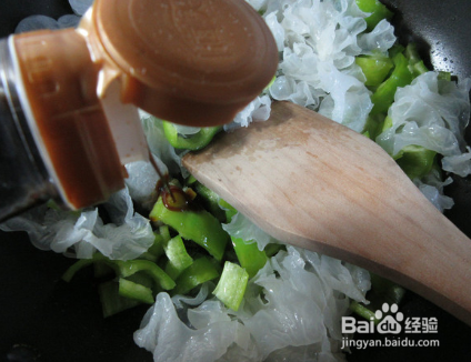 如何制作美味可口的青椒炒白木耳