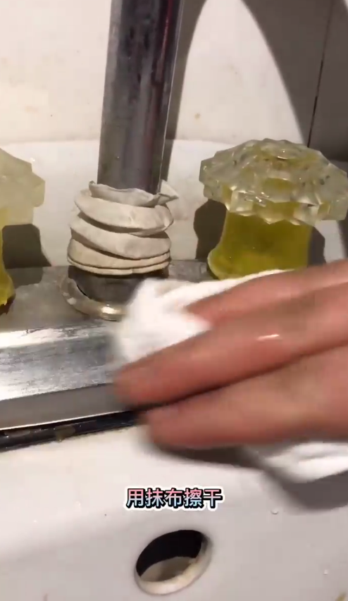 如何轻松去除水龙头上污渍