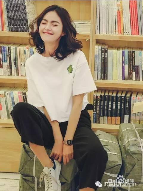 有了高腰裙，打造九头身还差一件短款T恤