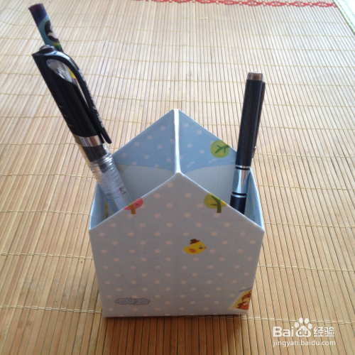 废品利用——牙膏盒变成笔筒
