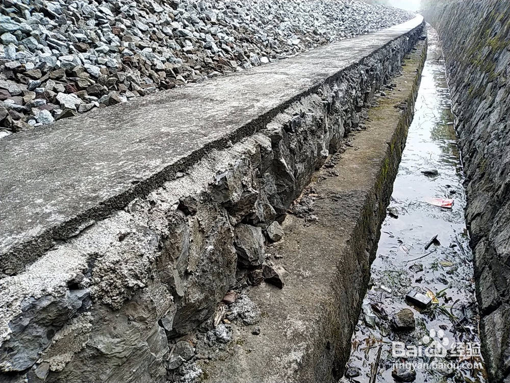 铁路线路两旁的排水沟应该怎么做?