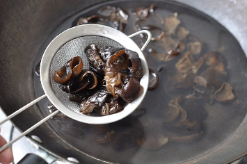 凉拌黑木耳的做法