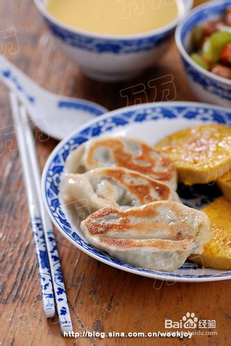 【煎饺+煎馒头片+凉拌花生米+玉米糊+香蕉】