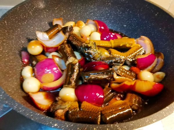 家常菜红烧黄鳝鹌鹑蛋