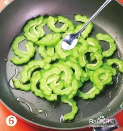 苦瓜炒蛋 一半是淡淡的苦，一半是淡淡的鲜甜