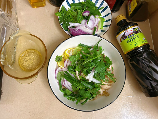 捞汁柠檬手撕鸡腿肉