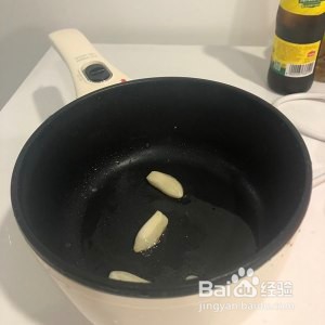 健康养生佳品茭白杂菇腊肠拌面的做法