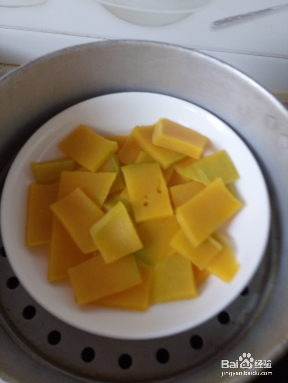 烙南瓜发面火腿肠卷