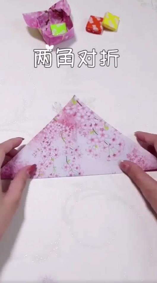 怎么用纸折耳朵盒子