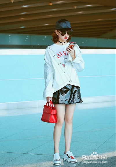 女星机场照大秀美腿“裙短”尺寸大PK,刘诗诗美