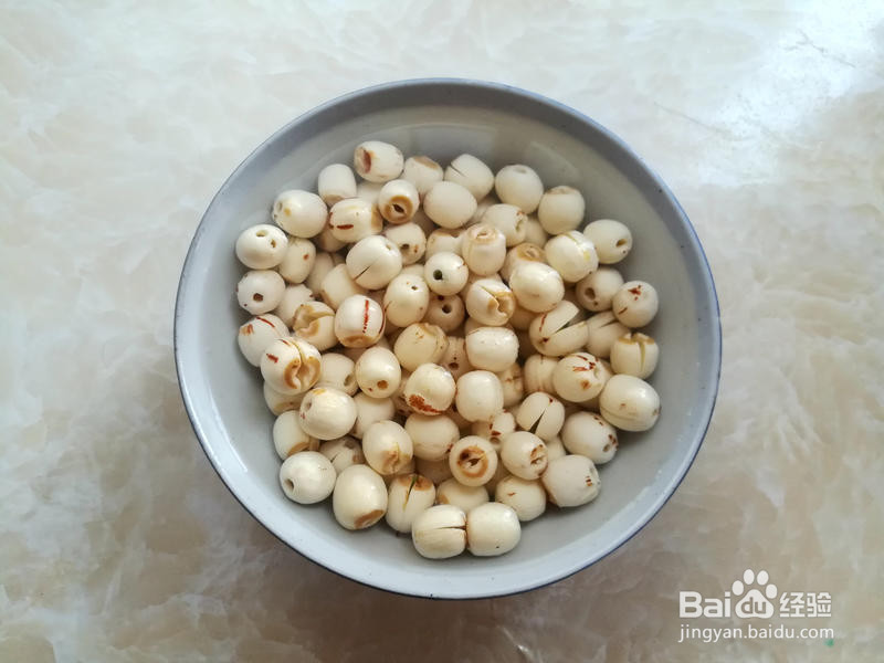 粉肠莲子汤的做法