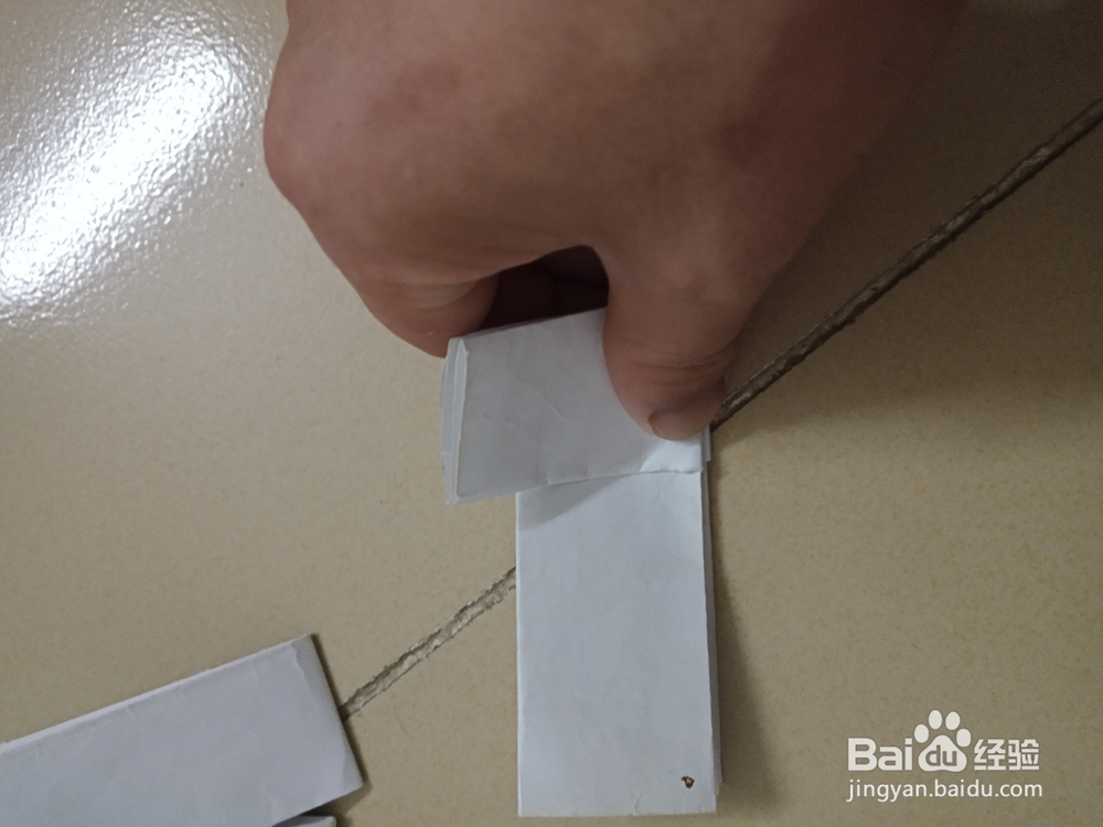 小时的玩具纸手枪