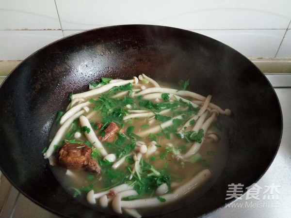 海鲜菇肉罐肉