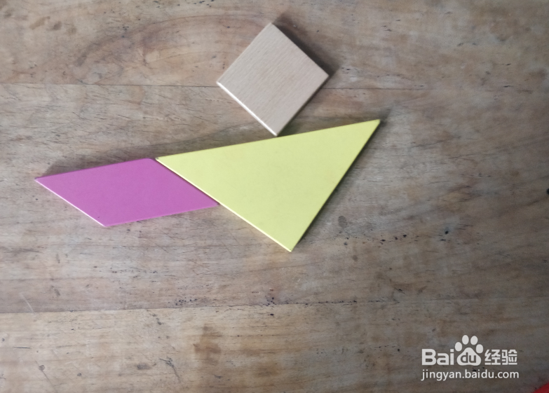 用七巧板怎样拼一个抬着胳膊向前跑的小孩？