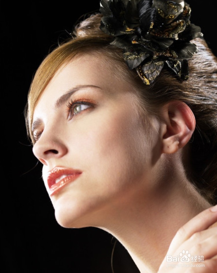 女子的发饰衬托法
