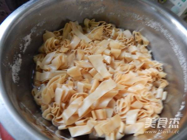 红椒炒豆皮的做法