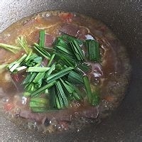 在家制作美味的双椒韭菜烧鸭血