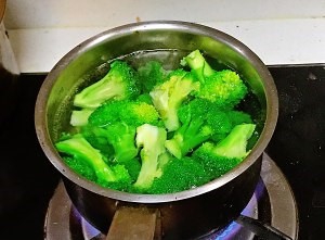 时蔬坚果炒虾仁的做法