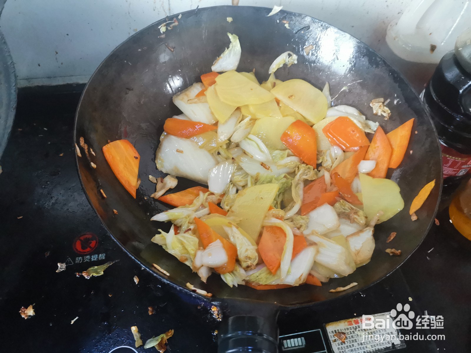 白菜炒土豆胡萝卜的做法