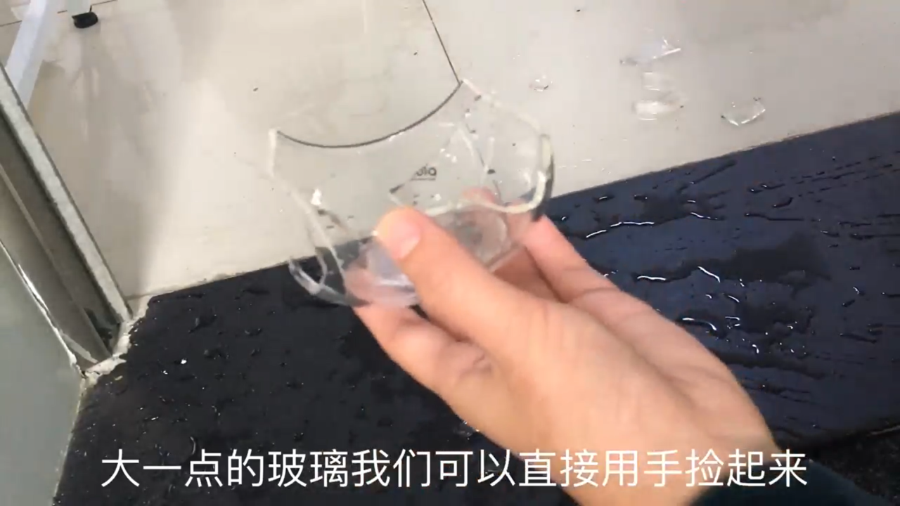 玻璃杯碎了怎么才能收拾干净