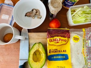 牛油果鸡蛋大虾卷饼的做法