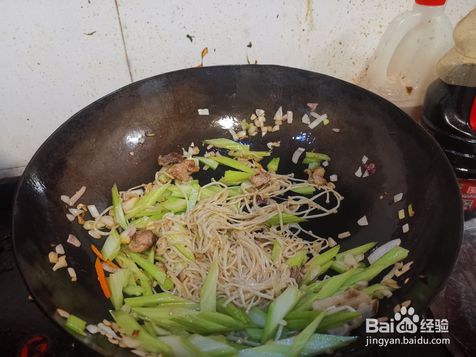 芹菜肉片炒金针菇的做法