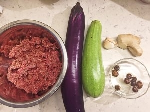 如何制作美味的茄子西葫芦牛肉芝士卷？