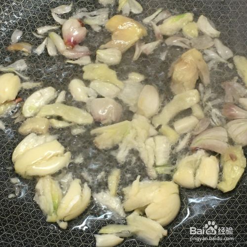 分享一道鸡心炒芥兰头白洋葱的做法，简单美味