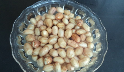 芹菜水煮花生米怎么做