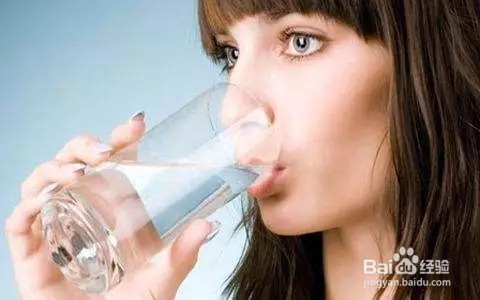 赶紧告诉父母:早上起来第一件事不是穿衣服喝水