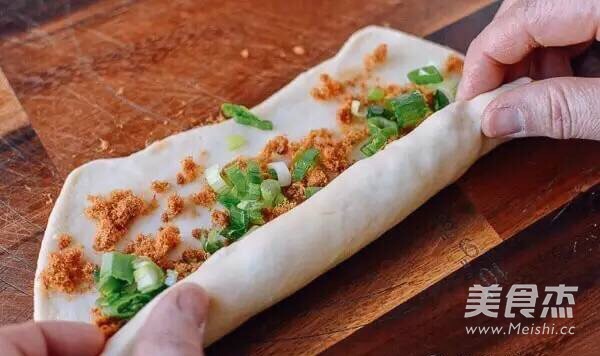 葱香肉松卷的做法