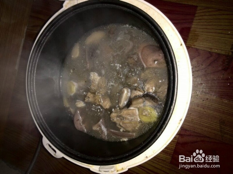 如何用电饭锅制作美味香菇排骨汤