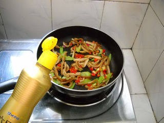 如何做西芹牛肚辣炒面?