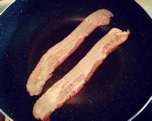 食补佳品菠菜鸡蛋炒培根的做法