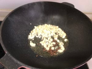 酱香炒花甲做法