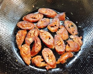 蒜苗炒腊肠的美味做法