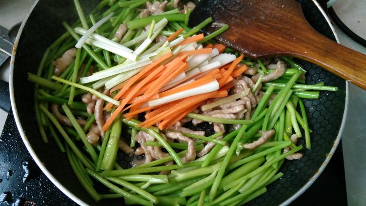 肉丝炒空心茶梗的做法,妈妈们快快点进来