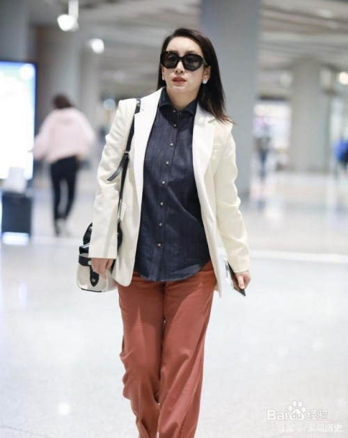 女士白色西服搭配什么内搭