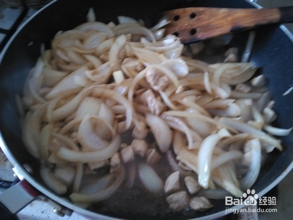 怎么做洋葱炒鸡胸肉(洋葱炒鸡肉)