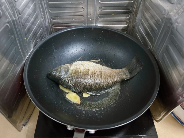 鲫鱼鱿鱼海鲜菇汤