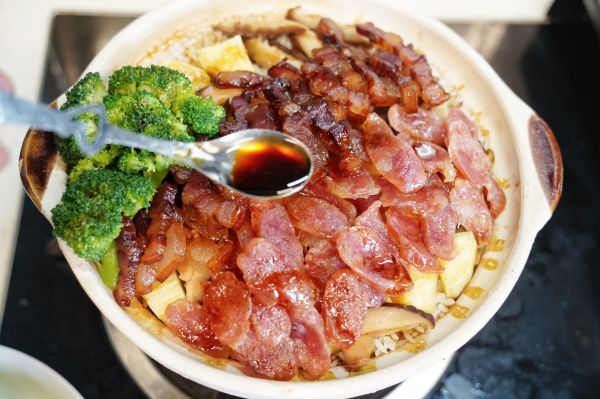 广式双拼腊味煲仔饭